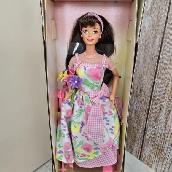 Barbie Spring Petals Special Edition Avon - Picture 2 of 3